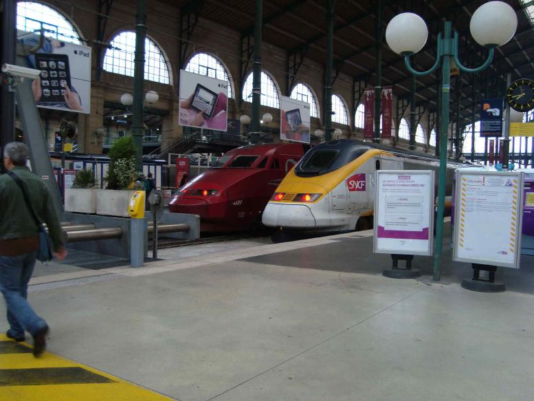 切符を突っ込んでおきました。向こうに見える赤い列車がベルギーの超特急、タリス。